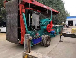 Mobile wood chip machine